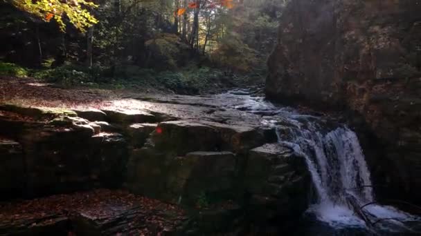 Blick Auf Den Herbst Wasserfall Sonniger Tag — Stockvideo