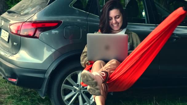 Šťastná Žena Ležící Houpací Síti Venku Pracuje Notebooku Volné Noze — Stock video