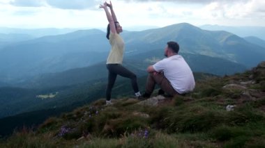 Ukrayna 'da Hoverla Dağı' nın tepesinde dinlenen çift yürüyüşçüleri