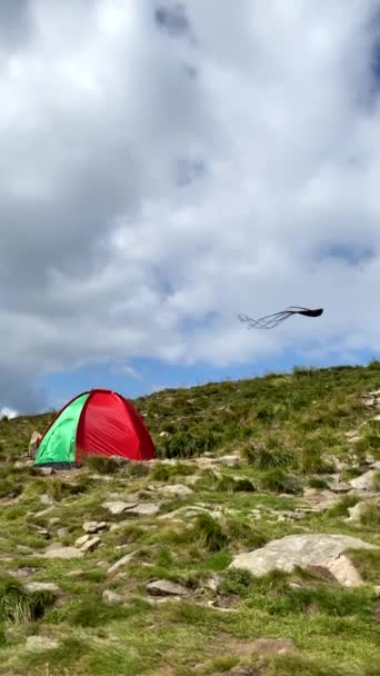 バックグラウンドコピースペースの風にマウントカイトにテントをキャンプ — ストック動画