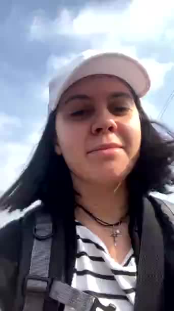 Selfie Kobieta Spacery Walizką Przez Dworzec Kolejowy Zewnątrz — Wideo stockowe