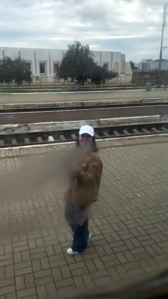 Man Tittar Kvinna Genom Tågfönstret Järnvägsstationen Vinka Adjö — Stockvideo