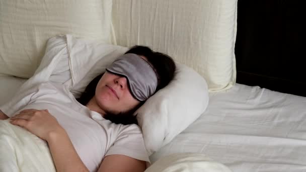 Mulher Acordando Espreitando Máscara Dormir Perto — Vídeo de Stock