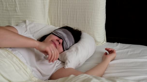 Frau Wacht Auf Und Guckt Aus Der Schlafmaske Aus Nächster — Stockvideo