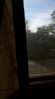 Trenin sonbahar sezonunun penceresinden manzara.