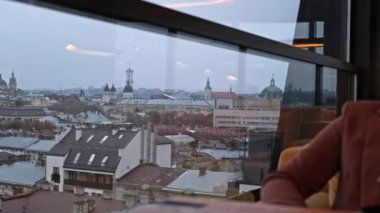 Mutlu güzel kadın telefonda çay içiyor arka planda Lviv şehrinde