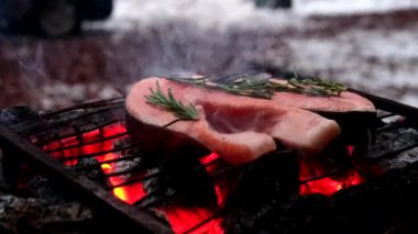 Kızarmış kırmızı balık açık havada bbq kapanıyor.