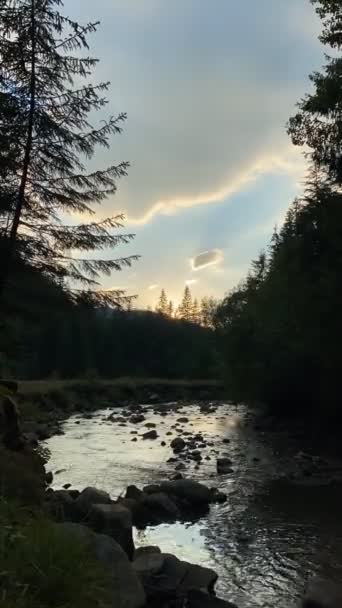 Αντανάκλαση Του Ηλιοβασιλέματος Στο Βουνό Ποτάμι Σιλουέτα — Αρχείο Βίντεο
