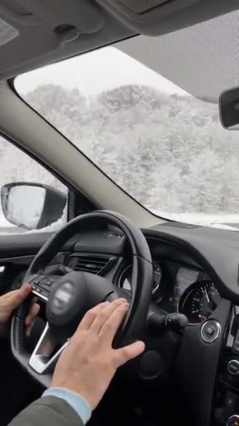 Férfi Kéz Kormánykeréken Vezető Autó Téli Autópálya Kilátás Belülről Jármű — Stock videók