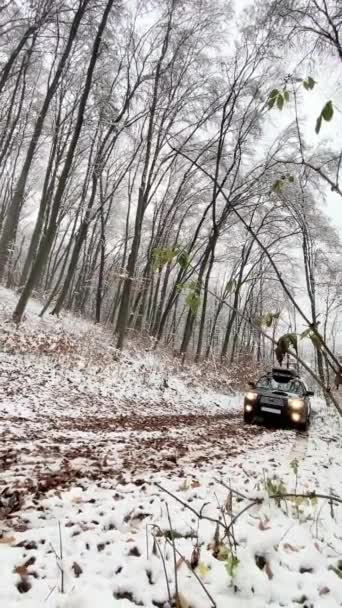 Geländewagen Auf Wanderweg Verschneiten Winterwald — Stockvideo