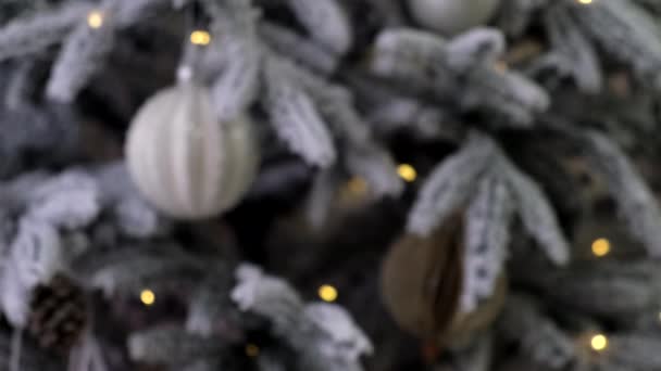 装飾された白いクリスマスツリーのフォーカスビュー — ストック動画