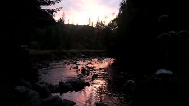 山の川の小川のシルエットの日没の反射 — ストック動画