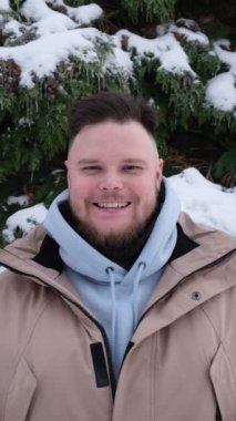 Mutlu yakışıklı adam, kış şapkası portresine bin.