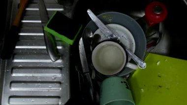 Mutfak lavabosundaki kirli bulaşıklar.
