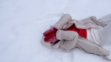 Mutlu çift kar manzarasına uzanıyor.