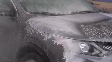 Çorba araba ile aşağı iniyordu.