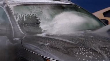 Çorba araba ile aşağı iniyordu.