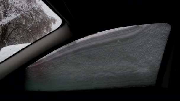 Człowiek Czyszczenie Samochodu Widokiem Śnieg Wewnątrz Noc Śnieżycy — Wideo stockowe