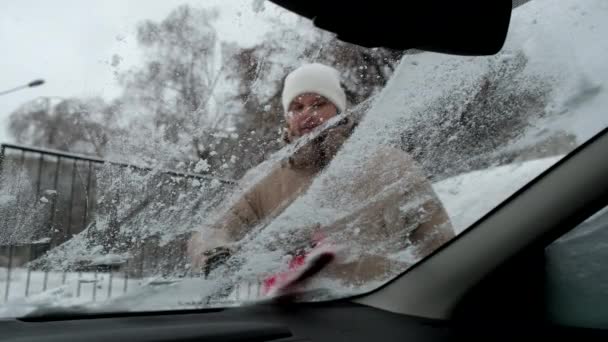 Man Schoonmaken Auto Van Sneeuw Uitzicht Van Binnen Nacht Winter — Stockvideo