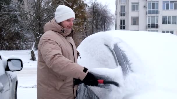 Szilárdság Férfi Takarítás Autó Után Téli Hóvihar — Stock videók