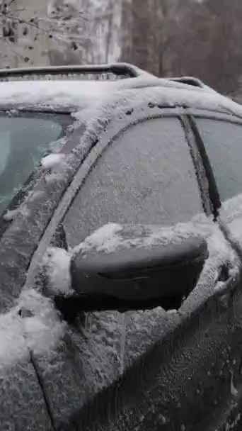 Gelukkig Man Breken Met Hoofd Bevroren Auto Venster Winter Sneeuwstorm — Stockvideo