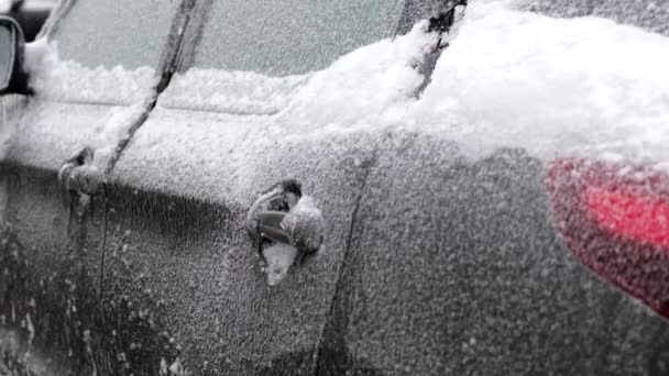 Człowiek Ręka Próbuje Otworzyć Zamrożone Drzwi Samochodu Zimowym Deszczu Lodu — Wideo stockowe