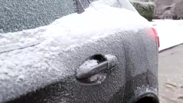 Man Hand Probeert Openen Bevroren Auto Deur Winter Ijzel Regen — Stockvideo