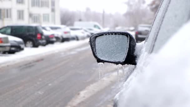 Após Inverno Neve Tempestade Carro Espelho Traseiro Coberto Com Gelo — Vídeo de Stock