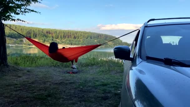Femme Reposant Sur Hamac Vue Lac Camping Près Voiture Été — Video