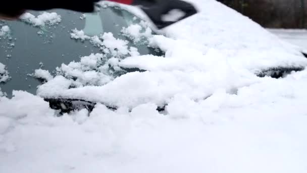 Άνθρωπος Καθαρισμού Αυτοκινήτων Από Χιόνι Μετά Χειμερινή Καταιγίδα Εξωτερικούς Χώρους — Αρχείο Βίντεο