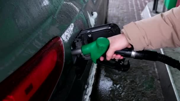 Człowiek Ręcznie Tankować Samochód Stacji Benzynowej Zamknąć Sezon Zimowy — Wideo stockowe