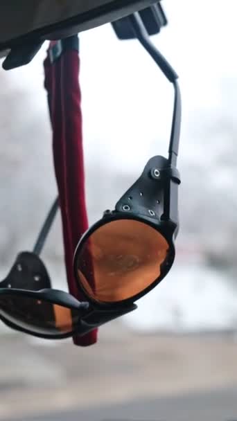 Okulary Przeciwsłoneczne Wiszą Tylnym Lusterku Samochodu Zbliżenie — Wideo stockowe