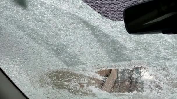 Man Schoonmaken Van Auto Sneeuwstorm Uitzicht Van Binnenuit Ramen Ijs — Stockvideo