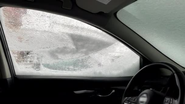 Homme Nettoyage Voiture Après Tempête Neige Vue Intérieur Des Fenêtres — Video