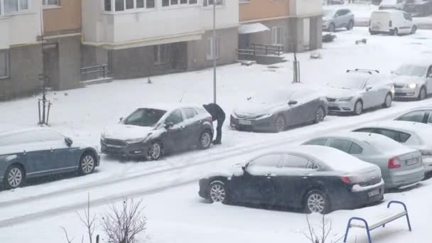 在公寓楼前面被雪覆盖的汽车 — 图库视频影像