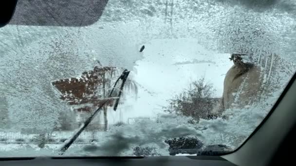 Man Schoonmaken Van Auto Sneeuwstorm Uitzicht Van Binnenuit Ramen Ijs — Stockvideo