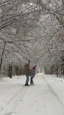 Güzel bir çift kar ormanlarında eğleniyor.