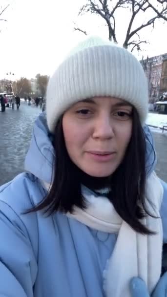 Γυναίκα Που Μιλάει Στην Κάμερα Περπατώντας Στους Δρόμους Της Χειμερινής — Αρχείο Βίντεο