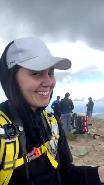 マウント ハイキングのコンセプトの上で自撮りしたカメラで話している笑顔の女性 — ストック動画