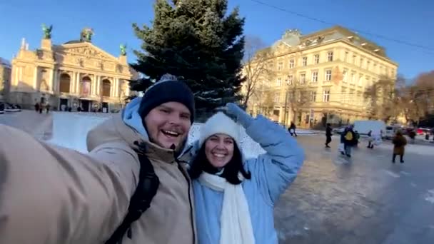 位于利沃夫市中心的一对快乐的游客夫妇 — 图库视频影像