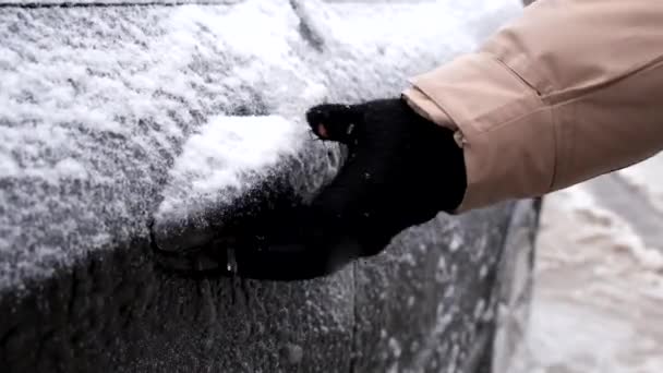 Άνθρωπος Χέρι Προσπαθεί Ανοίξει Παγωμένο Αυτοκίνητο Πόρτα Μετά Χειμώνα Πάγο — Αρχείο Βίντεο