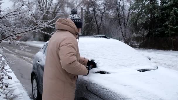 Άνθρωπος Καθαρισμού Αυτοκινήτων Από Χιόνι Μετά Χειμερινή Καταιγίδα Εξωτερικούς Χώρους — Αρχείο Βίντεο