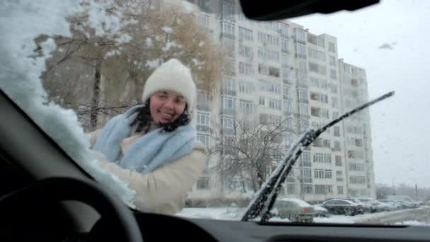 Frau Reinigt Auto Nach Wintersturm Von Innen Mit Pinsel Vom — Stockvideo