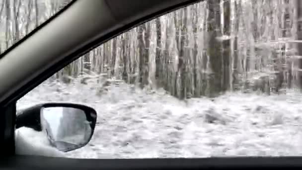 Uitzicht Als Auto Achterspiegel Reflectie Van Besneeuwde Snelweg Weg Winter — Stockvideo