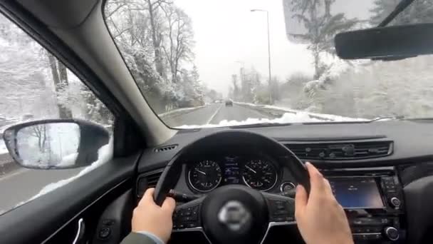 冬の高速道路でハンドルを握る人の手の第一の視点 — ストック動画