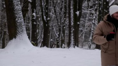 Şehir parkında randevusu olan çift kışın kar yağarken yürüyüşe çıktı.