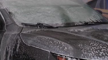 Çorba araba ile aşağı iniyordu.