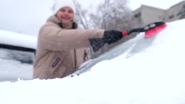 Kracht Man Schoonmaken Auto Van Sneeuw Winter Sneeuwstorm — Stockvideo