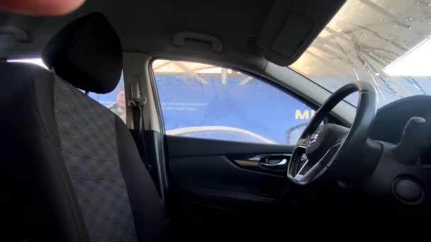 Człowiek Czyszczący Jego Widok Myjni Samochodowej Wewnątrz — Wideo stockowe