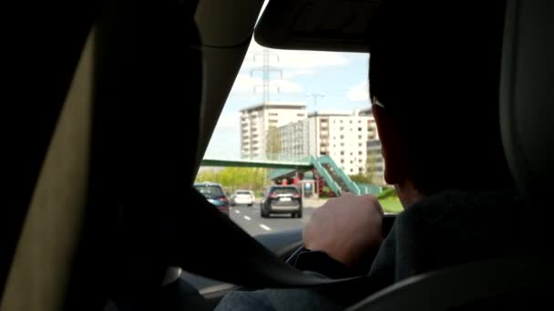 Mężczyzna Jazdy Samochodem Przez Miasto Widok Tylnych Siedzeń Podróż — Wideo stockowe